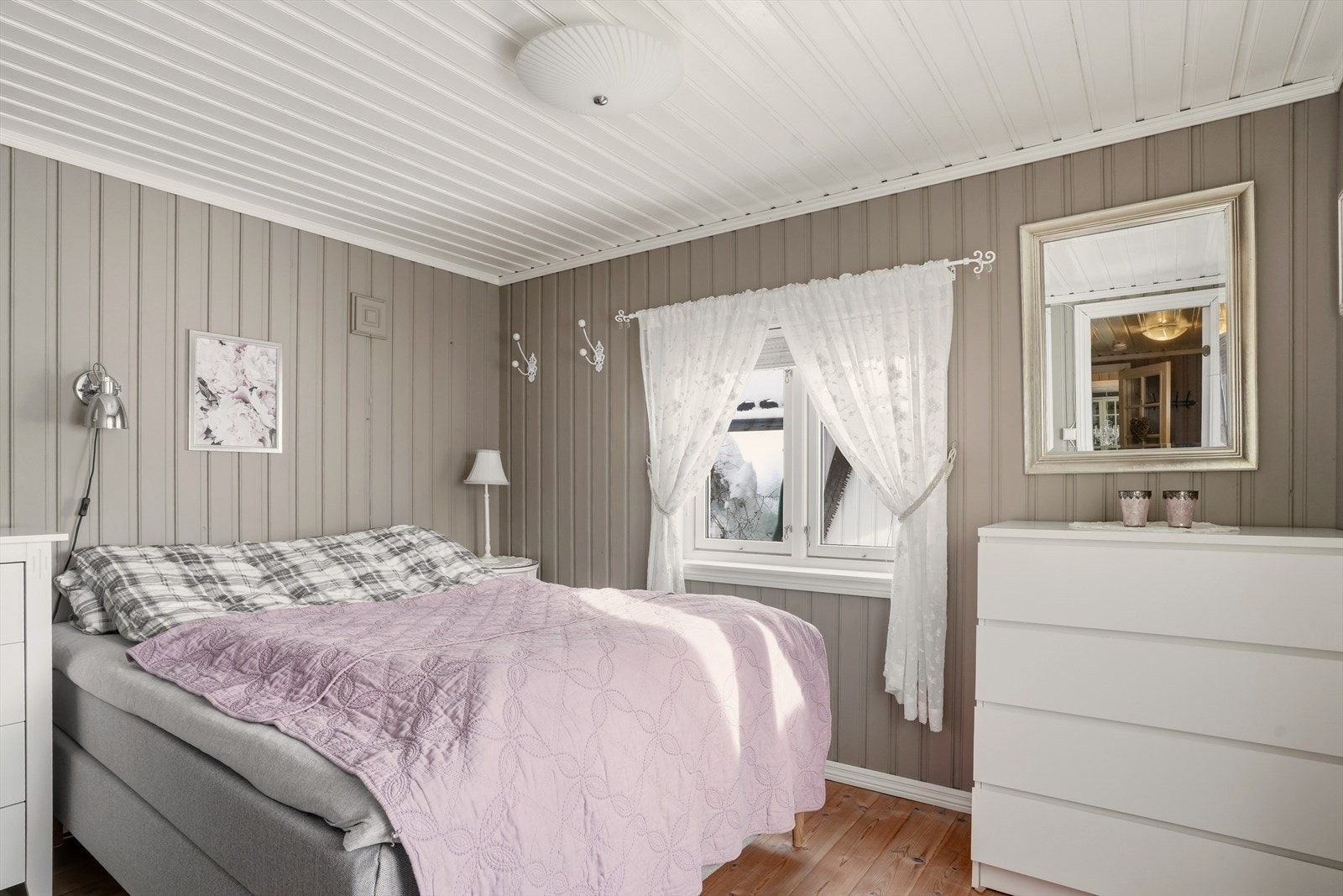 Soverommene har plass til seng med tilhørende nattbord, garderobeskap og skrivepult. Galleribilde