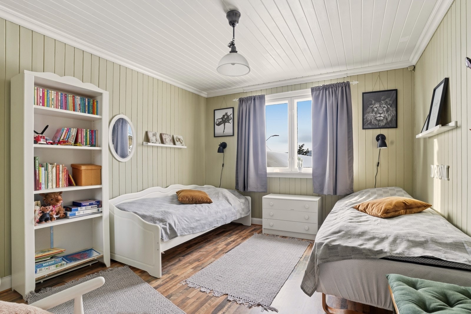 Boligen har 3 soverom av god størrelse, med et soverom i 1.etasje og 2 soverom i 2.etasje. Galleribilde