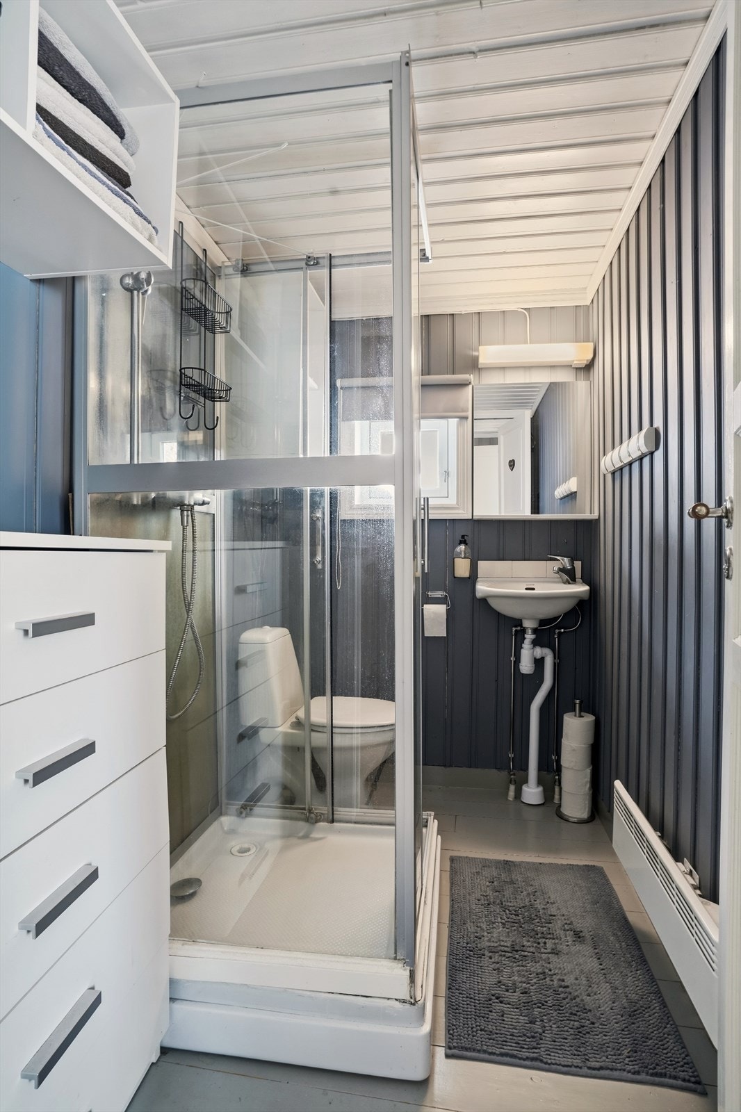 Et mindre bad som på tegninger fremkommer som bod, enkelt omgjort til bad. Rommet er i utgangspunktet ikke godkjent som rom til varig opphold. Badet inneholder: toalett, vask, dusjkabinett. Galleribilde