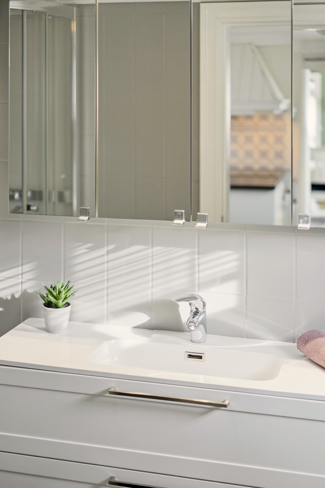 Boligen har to bad i 1.etasje, badene er av noe eldre alder og krever modernisering/oppgradering. Galleribilde