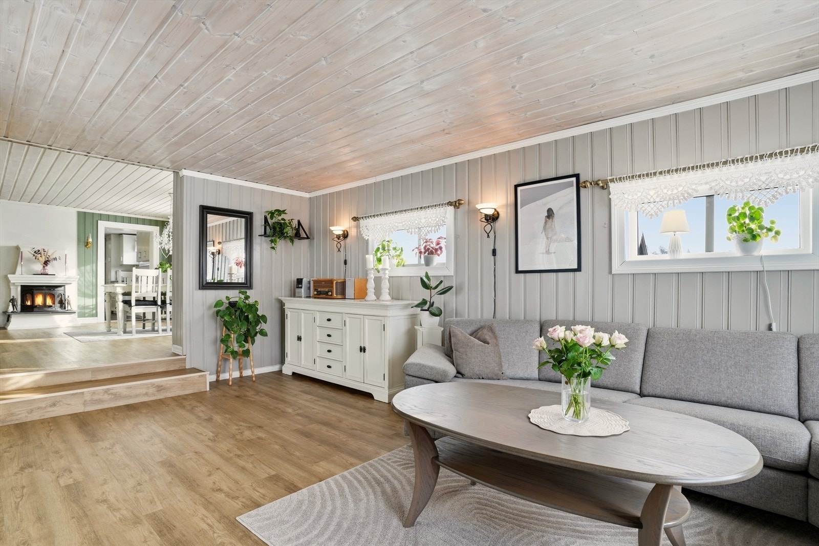 Stuen er romslig og har et flott potensial med mange møbleringsmuligheter. Galleribilde