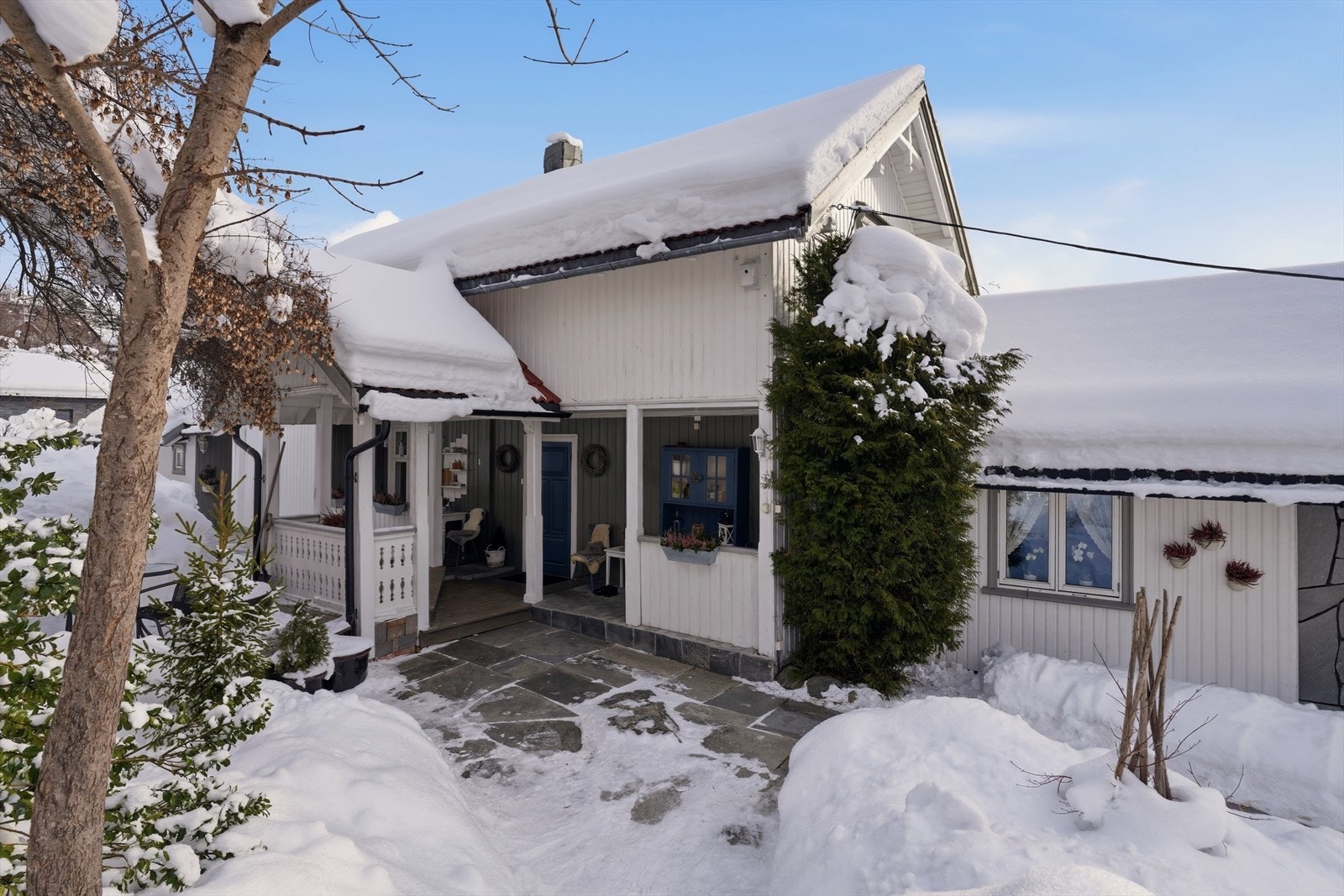 Eiendommen er bestående av en frittstående enebolig over 2 plan. Galleribilde