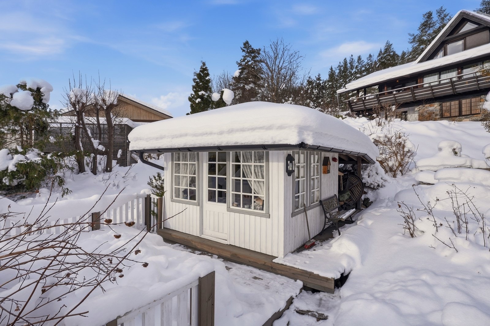 Eiendommen har et frittstående uthus, carport, lysthus, bod og lekestue. Uthus og lysthus er innredet med stuer. Galleribilde