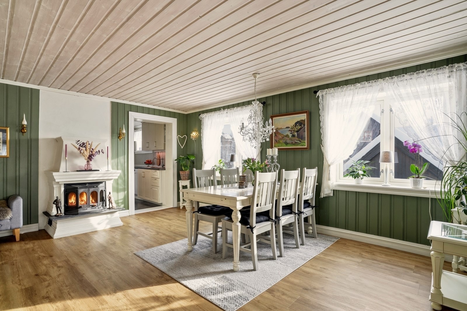 Fra stuen kommer en til en hyggelig spisestue med adkomst til kjøkkenet. Galleribilde