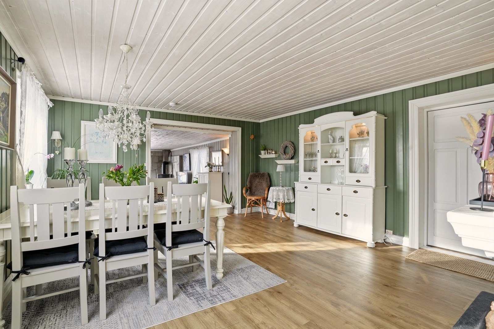 I spisestuen er en elegant peis og plass til et stort spisebord, der hele familien kan samles. Galleribilde