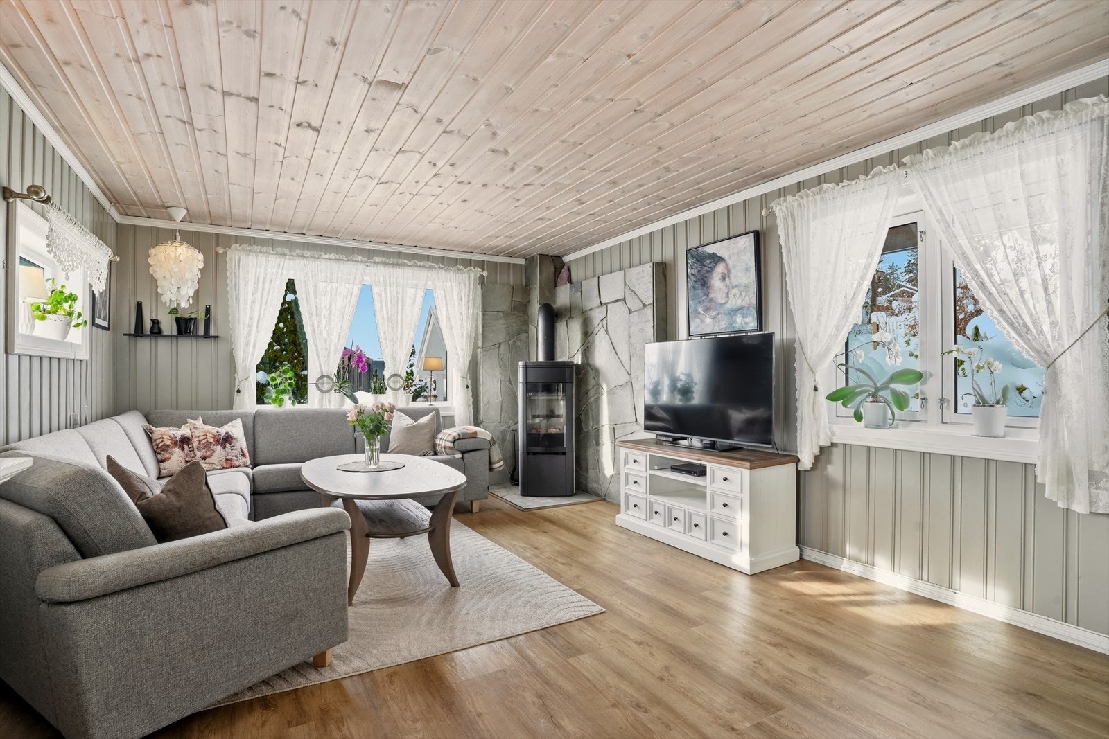 Det er montert en stemningsfull vedovn i stuen som gir god varme. Galleribilde