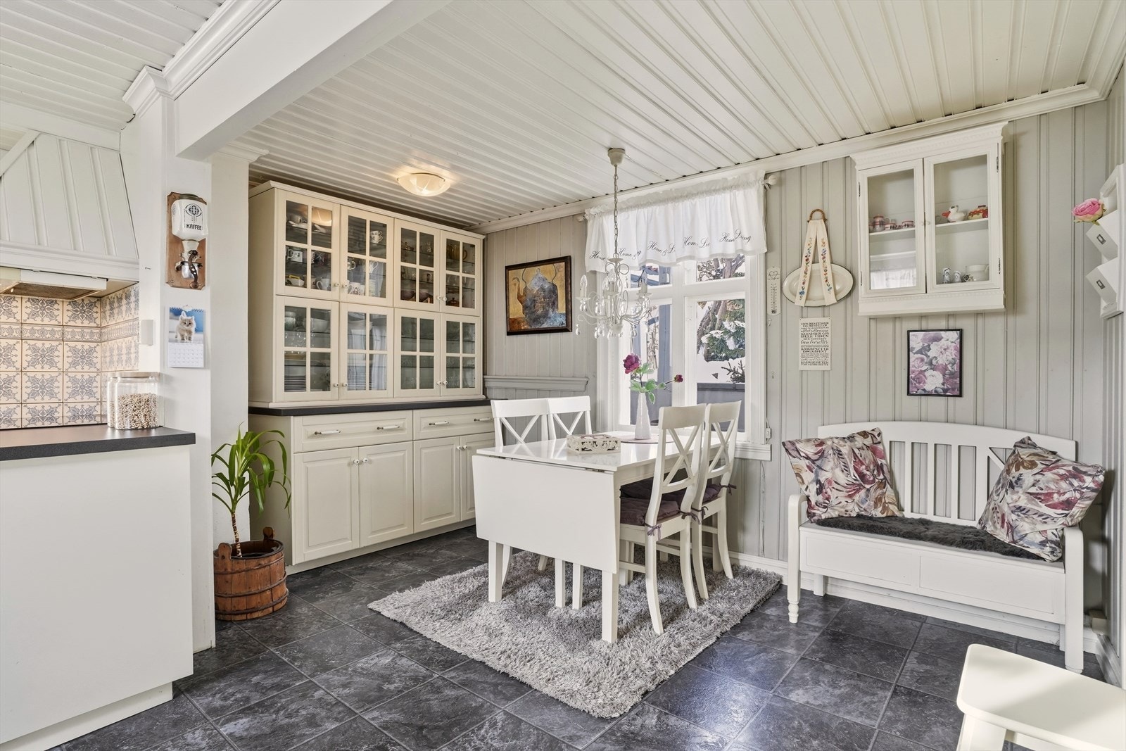 På kjøkkenet er det også plass til en spisegruppe. Galleribilde