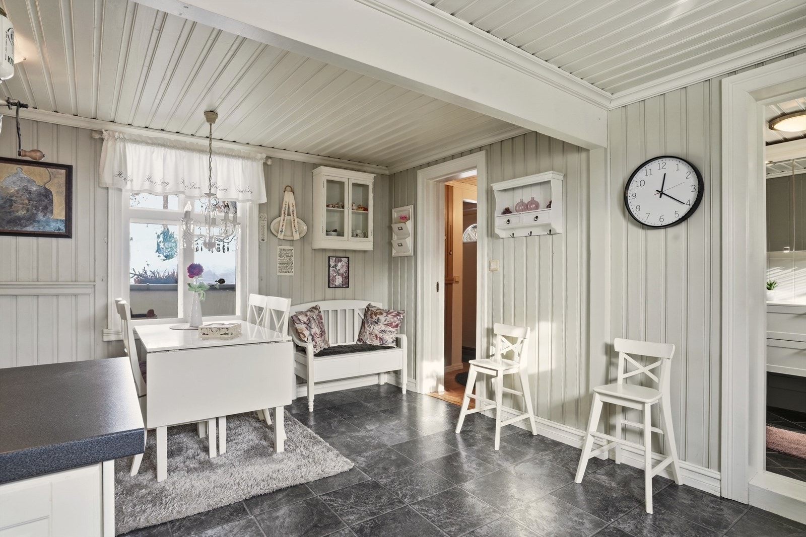 Boligen har et visst behov for modernisering, men fremstår som et godt utgangspunkt for å skape et hjem som passer dine ønsker. Galleribilde