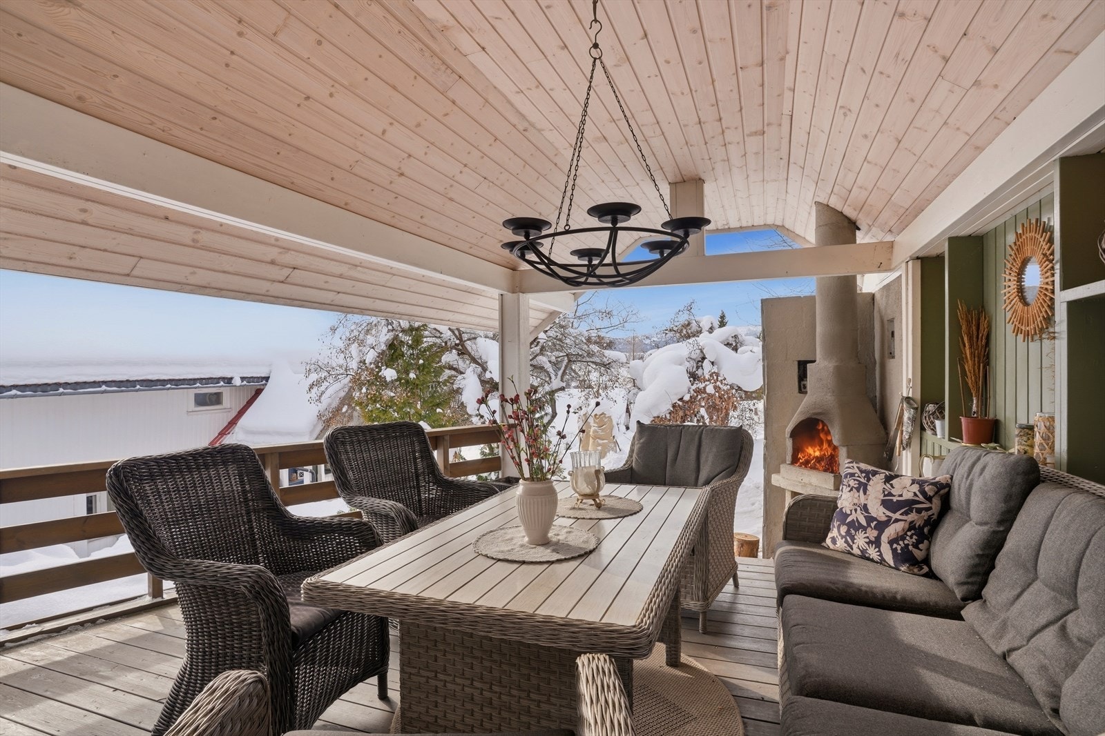 Denne boligen har flere hyggelige og lune uteplasser som er perfekte for lange sommerkvelder. Galleribilde