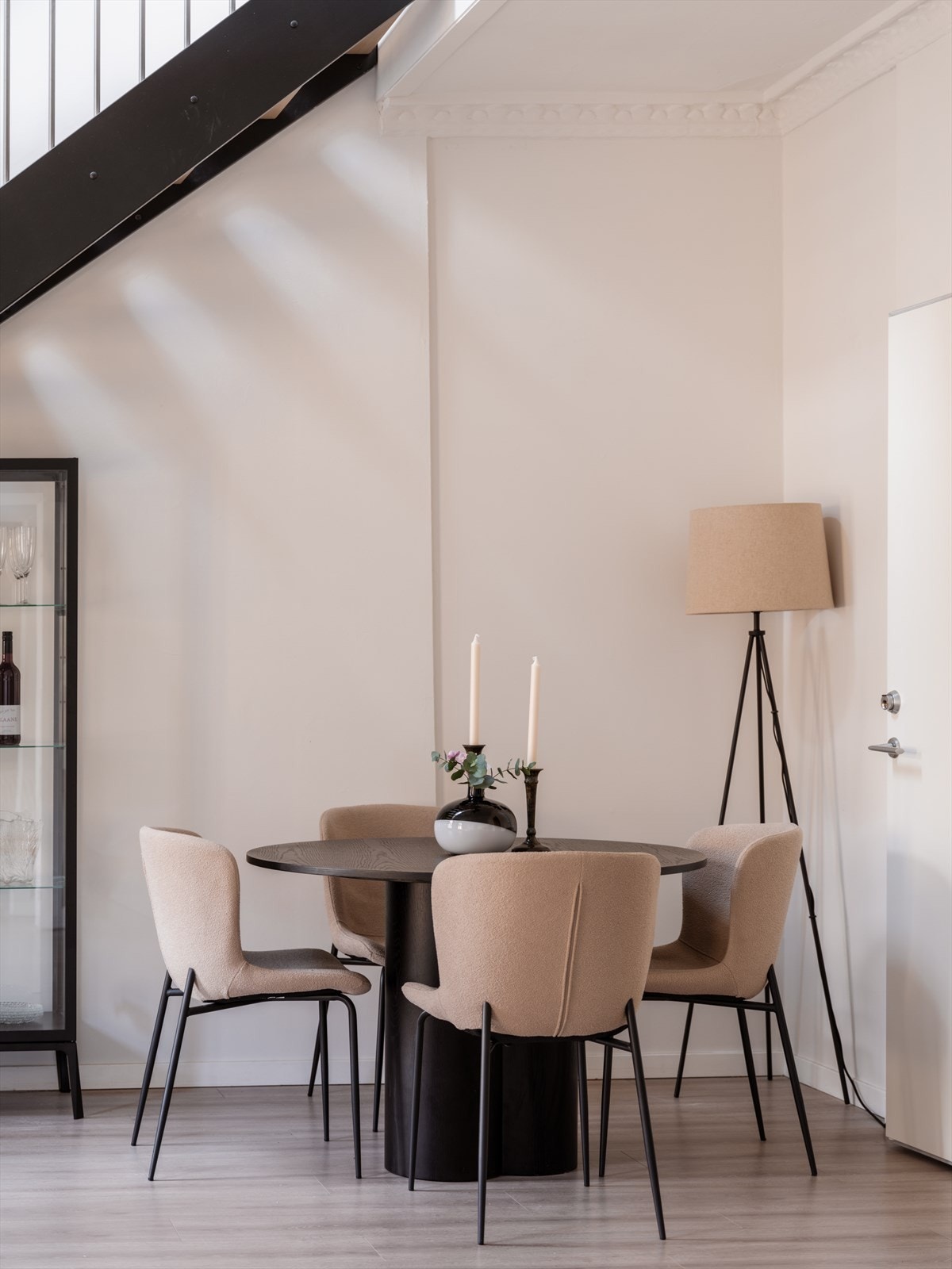 Et hyggelig spisebord finner sin naturlige plass og innbyr til sosiale lag, så vel som hverdagslige måltider med familien. Galleribilde