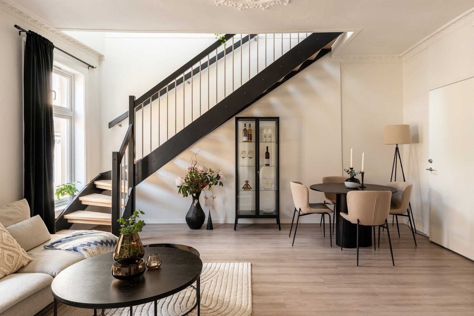 Lys og delikat stue med luftig atmosfære. Galleribilde