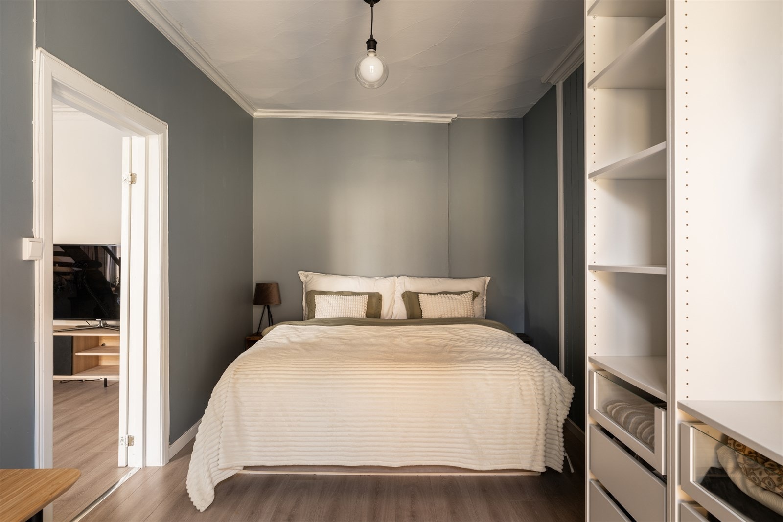 Et stort og innbydende soverom med god plass til dobbeltseng. Galleribilde