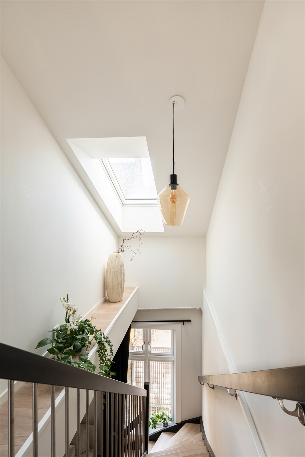 Pratisk hylleløsning i trapperommet - perfekt for både pyntegjenstander og oppbevaring. Galleribilde