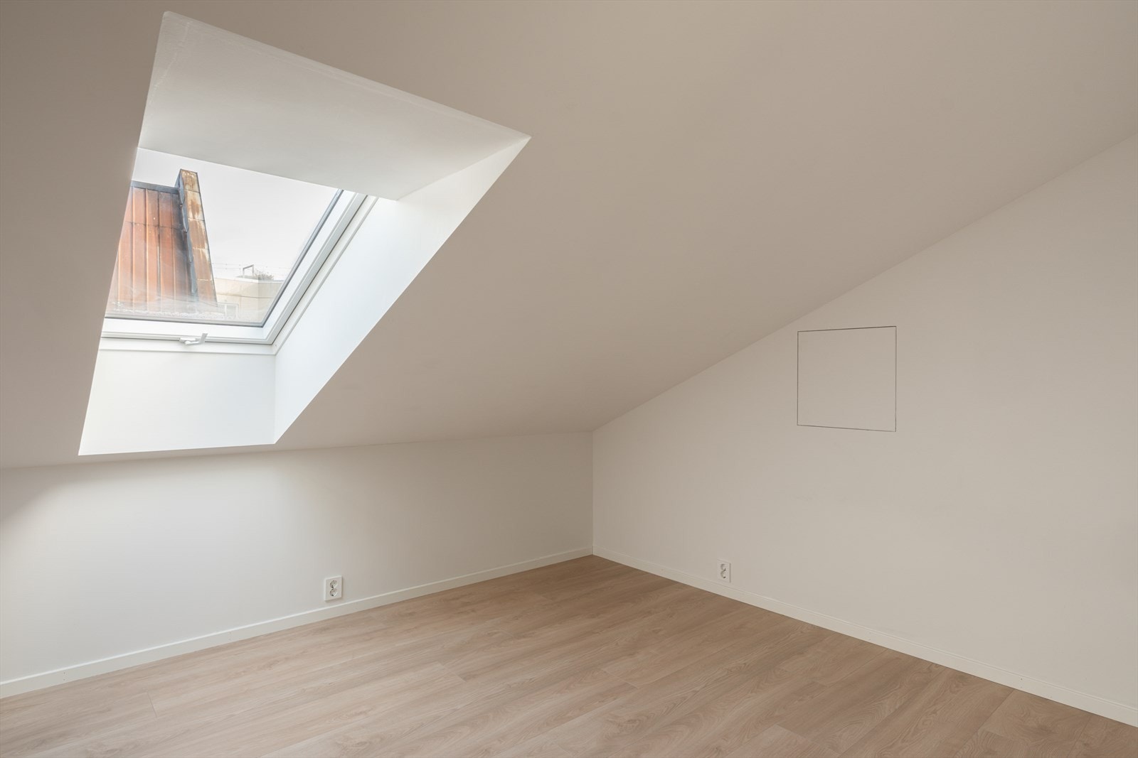 Lyst og innbydende soverom med takvindu som gir godt med naturlig lys. Galleribilde