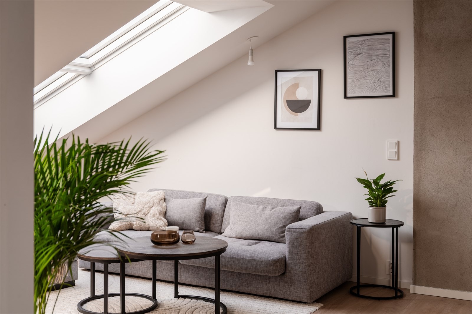 Velegnet plass til en sofagruppe eller spiseplass i tilknytning til kjøkkenet. Galleribilde