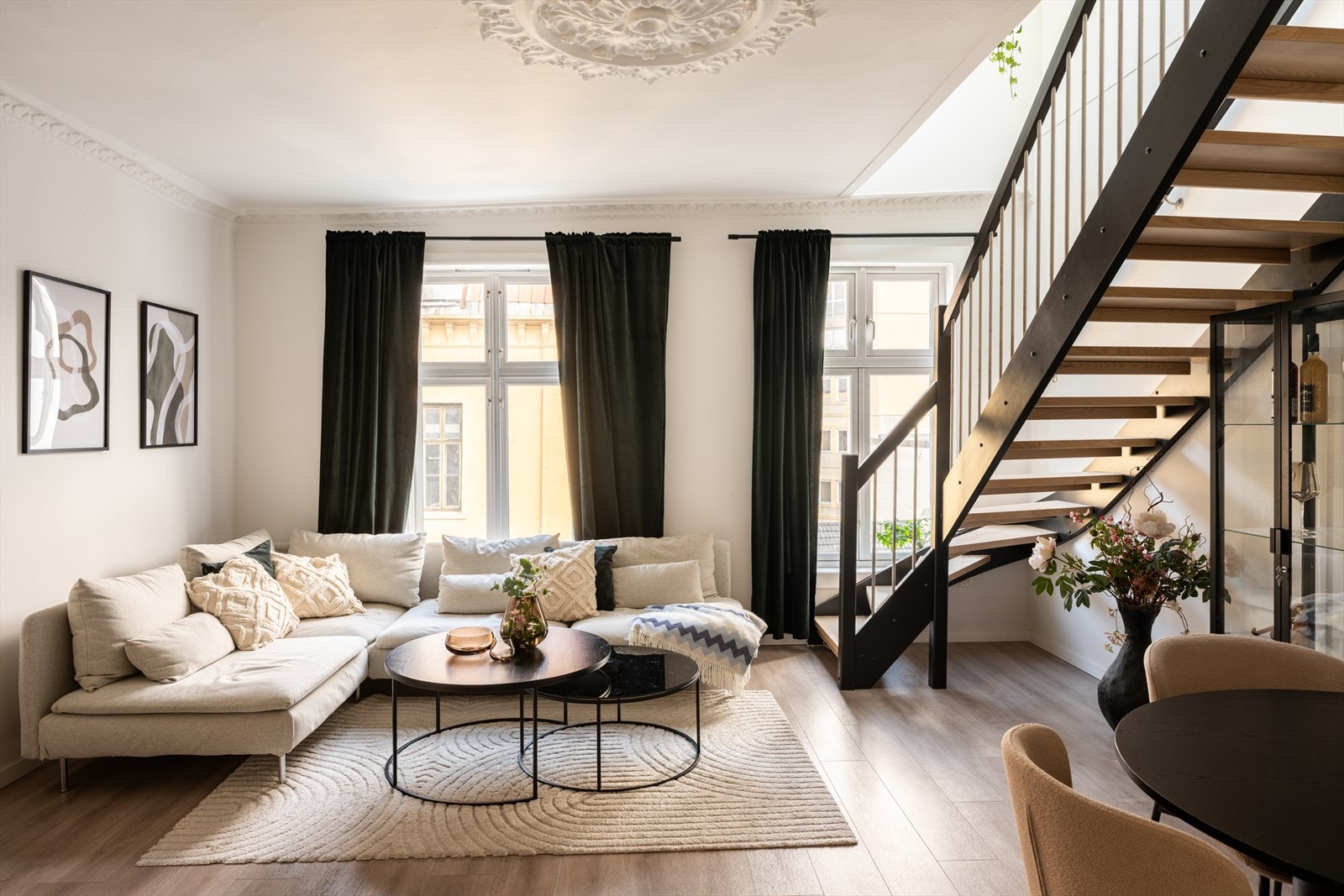 Den gode størrelsen gjør det enkelt å innrede med både spisegruppe og en romslig sofaseksjon. Galleribilde