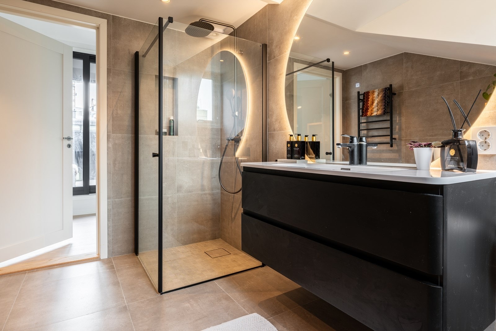 Romslig dusjnisje bak innfellbare dører i herdet glass. Galleribilde