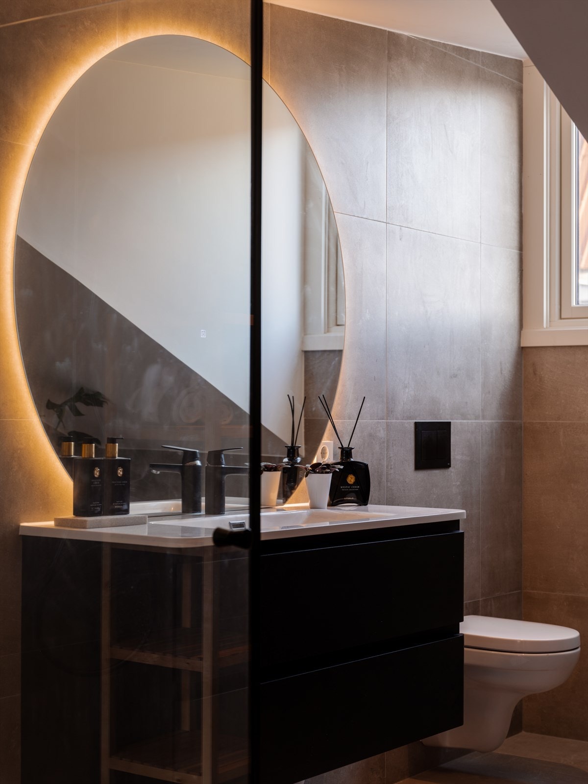 Lekker baderomsinnredning og stort speil med integrert belysning. Galleribilde