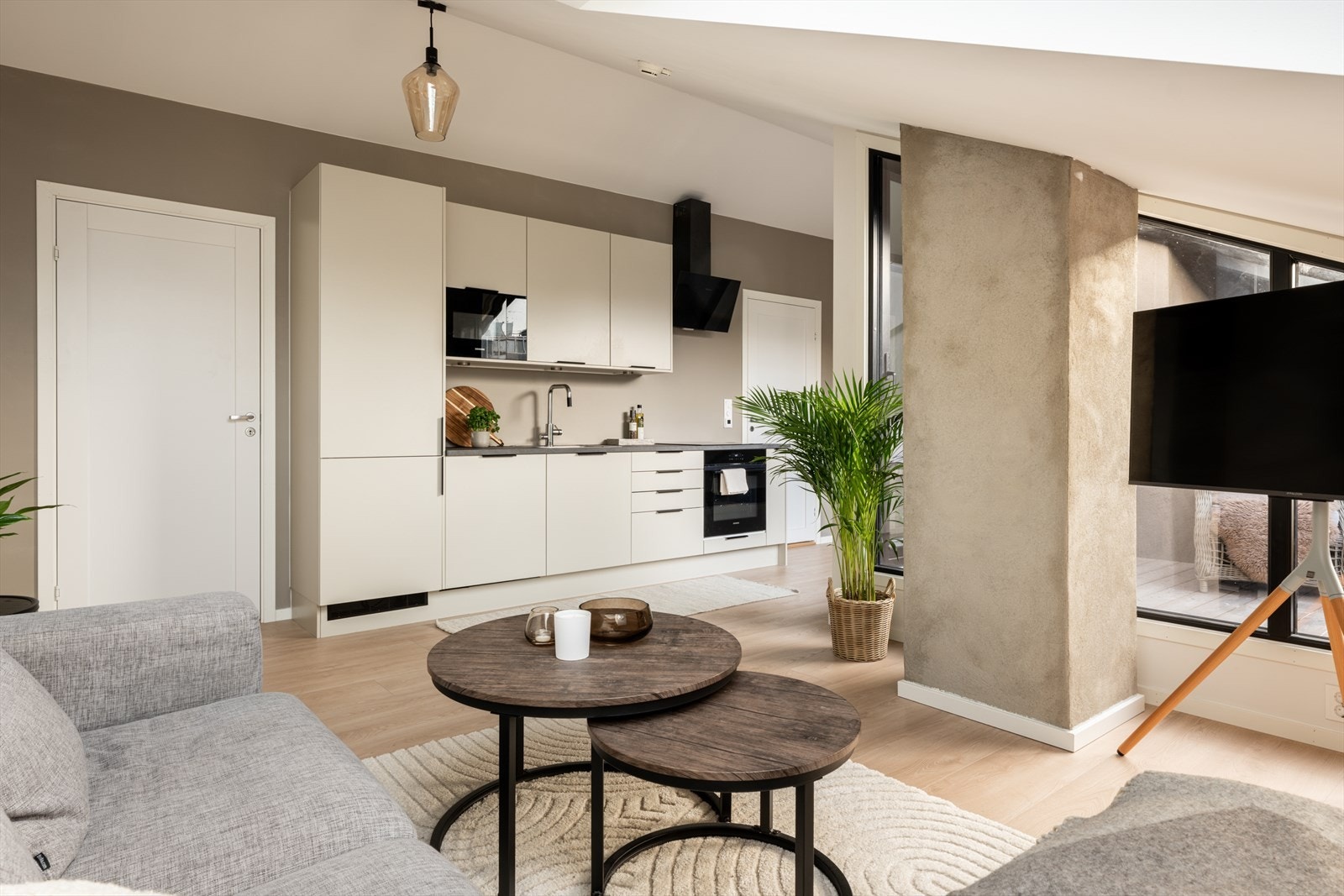 Stilrent kjøkken i åpen løsning. Galleribilde