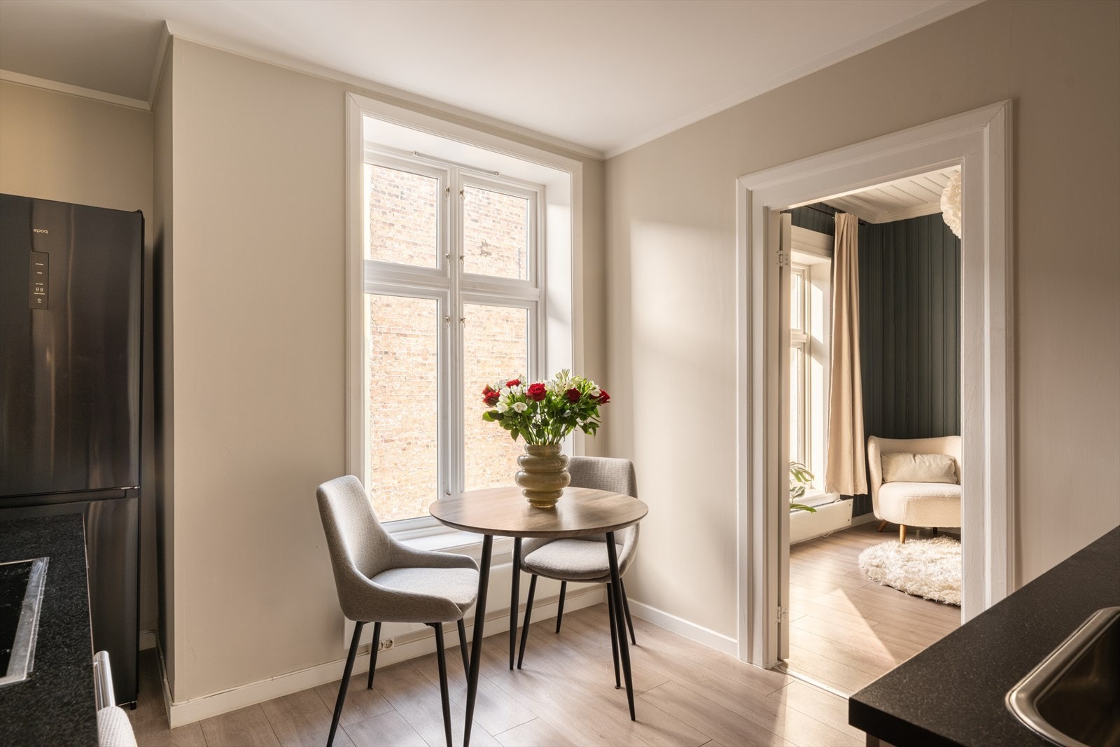 Store vinduer gir mye naturlig lys og det er plass til spisegruppe. Galleribilde