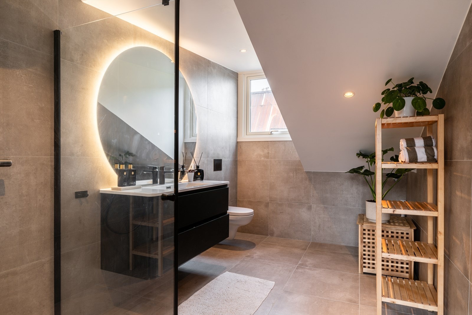 Nytt, lekkert bad med deilig varme i gulvet. Galleribilde