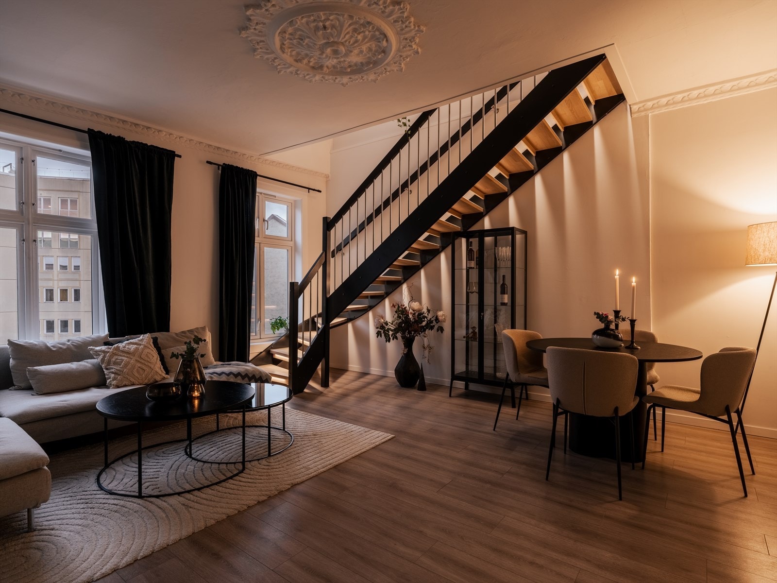 Leiligheten strekker seg over to plan og underetasjen er av det klassiske slaget. Galleribilde