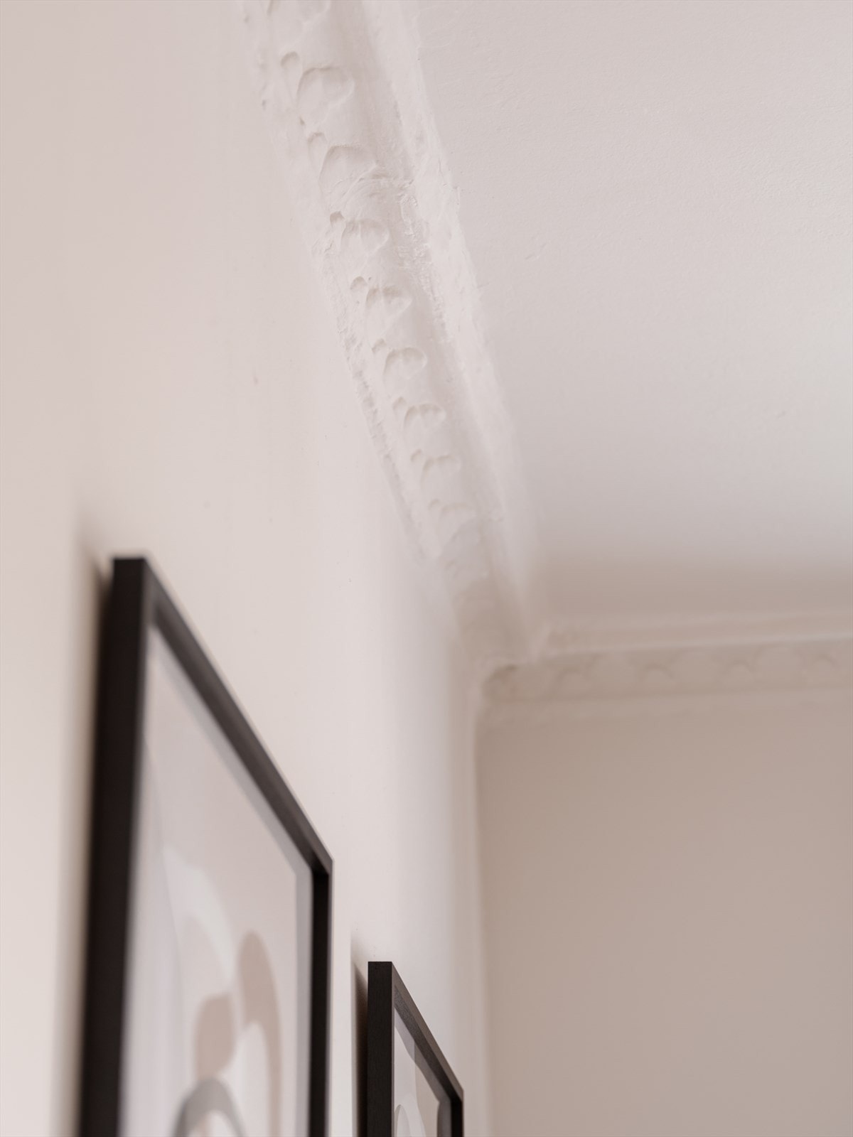 Stuen har flott stukkatur som gir rommet særpreg. Galleribilde