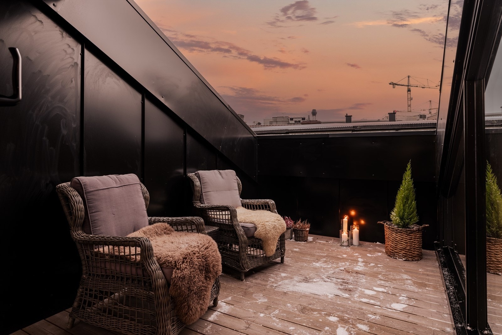 Dere vil garantert verdsette en herlig og usjenert uteplass; nemlig deres egen takterrasse! Galleribilde