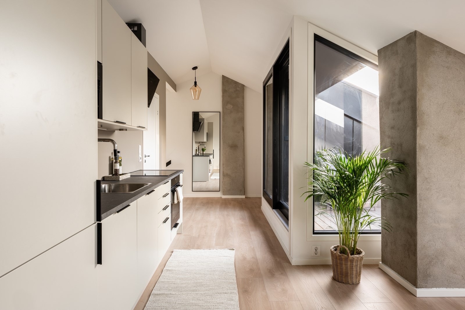 Lyst og meget tiltalende med store vindusflater som gir godt med lys. Galleribilde