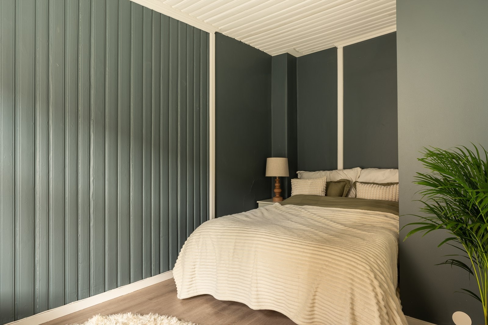 Oppholdsrommet har gode vindusflater som gir godt med naturlig lys, og rommet har plass til både seng og sittegruppe. Galleribilde