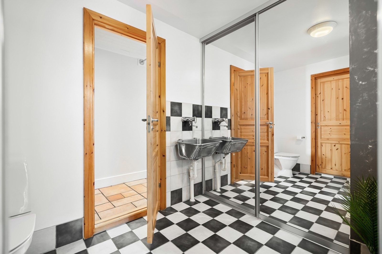 Bad 2 inneholder også en stor skyvedørsgarderobe som gir godt med oppbevaring Galleribilde