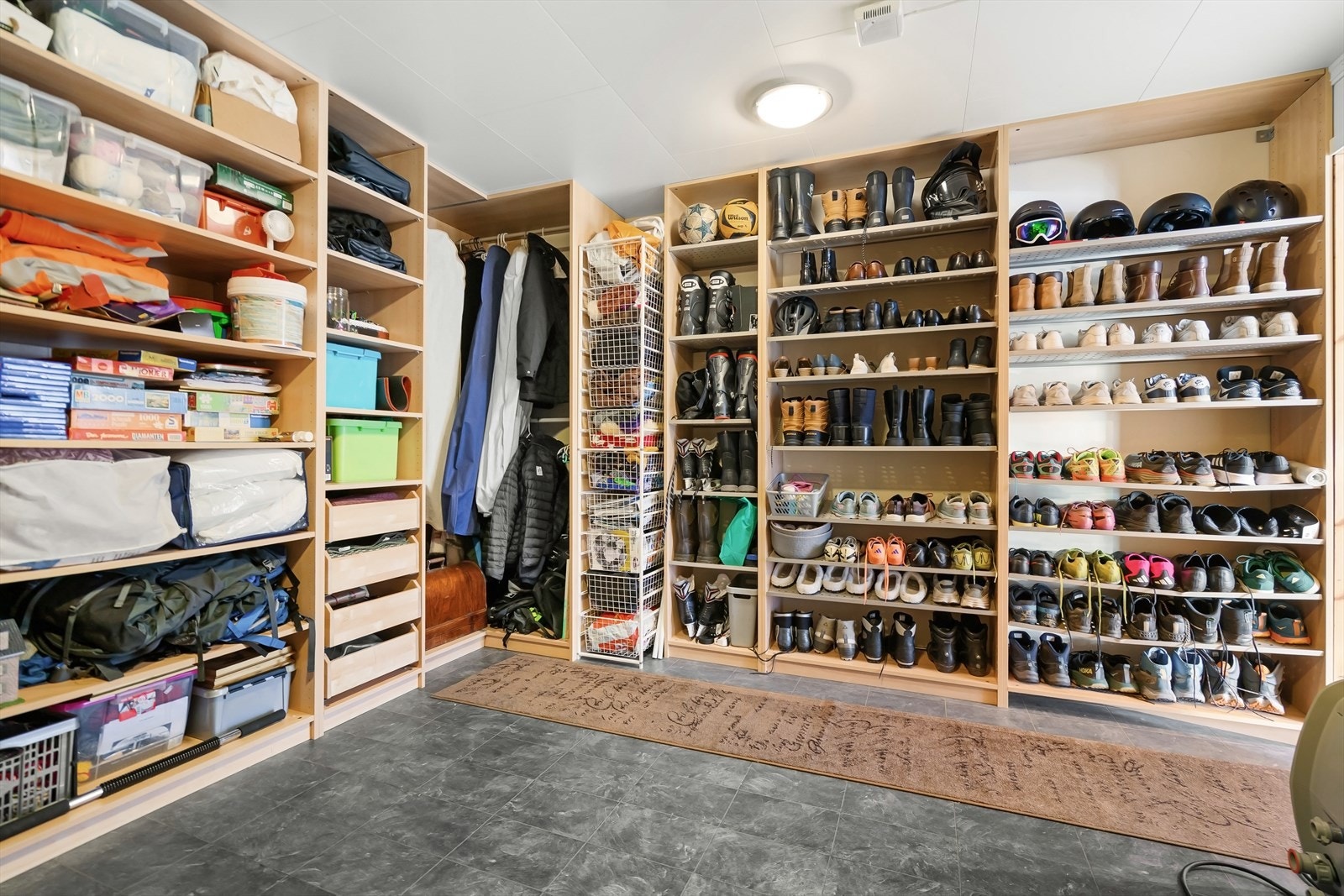 Romslig bod som gir god plass til oppbevaring av alt fra utstyr til sesongklær Galleribilde