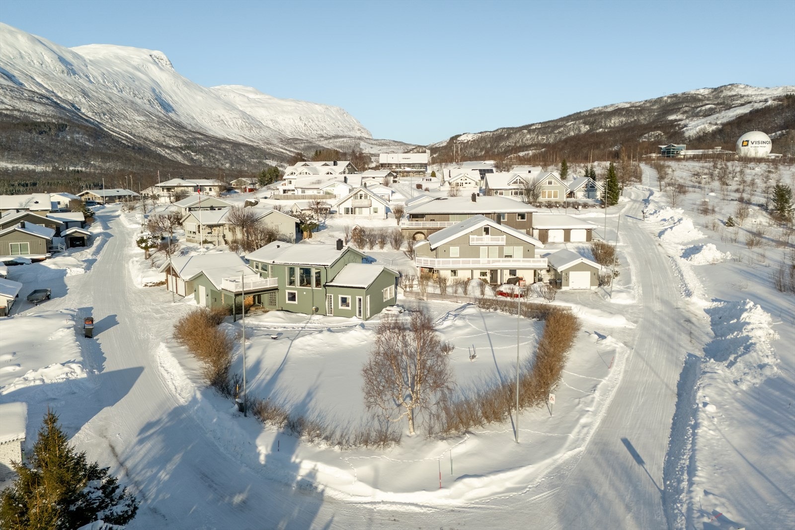 Flott eiendom med stor hjørnetomt, carport og garasje Galleribilde