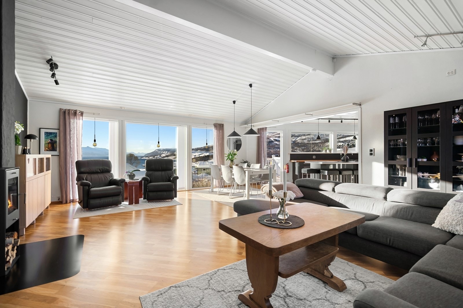 Praktisk åpen stue- og kjøkkenløsning med store vindusflater Galleribilde