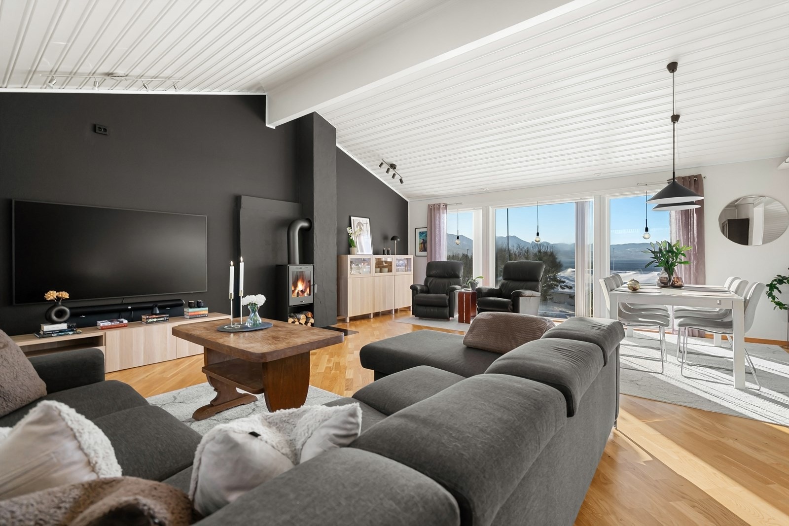 Her er det plass for møblering i flere soner- store vinduer gir fantastisk utsikt og rikelig med lysinnslipp Galleribilde