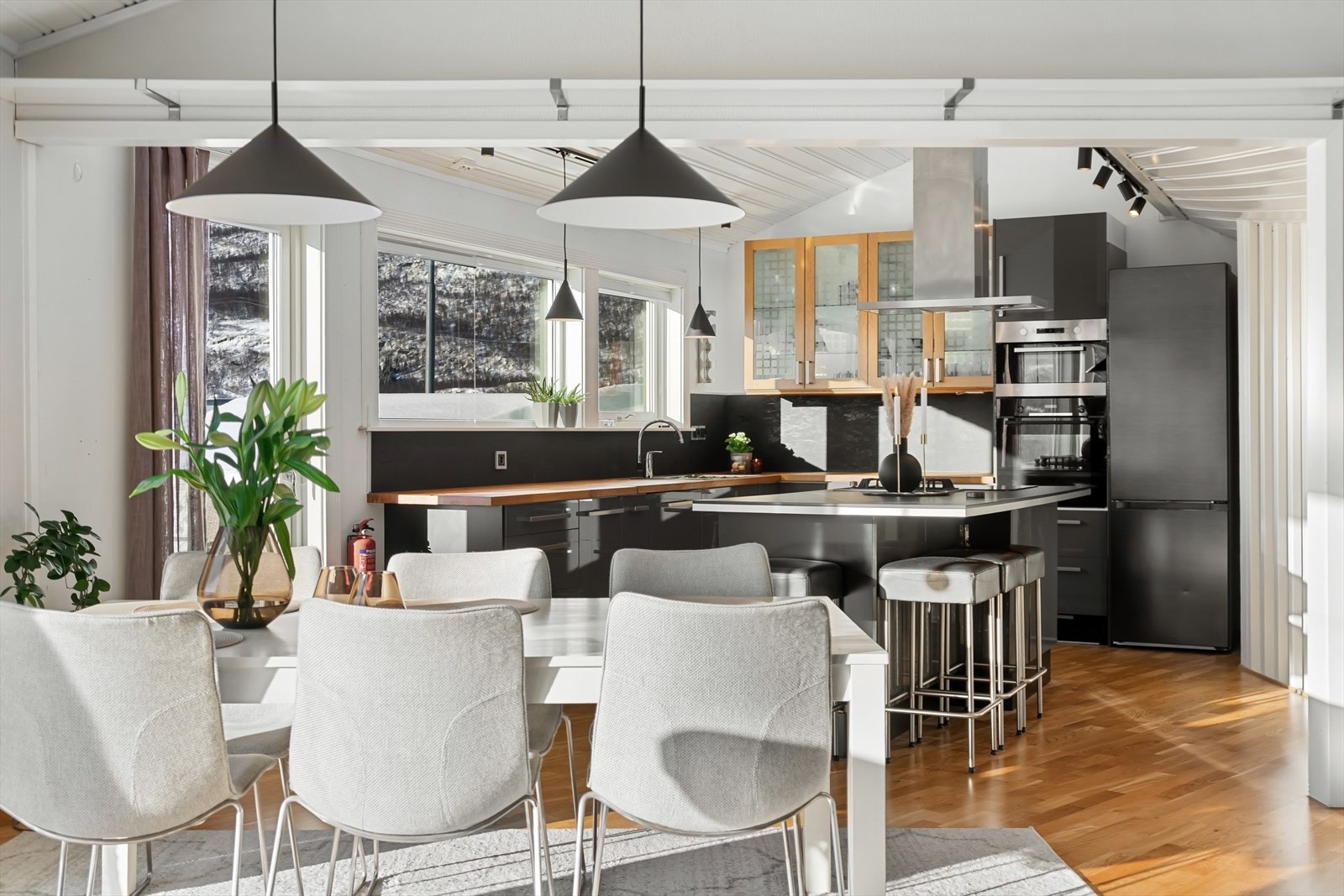 Romslig spisestue i åpen løsning mot kjøkkenet Galleribilde