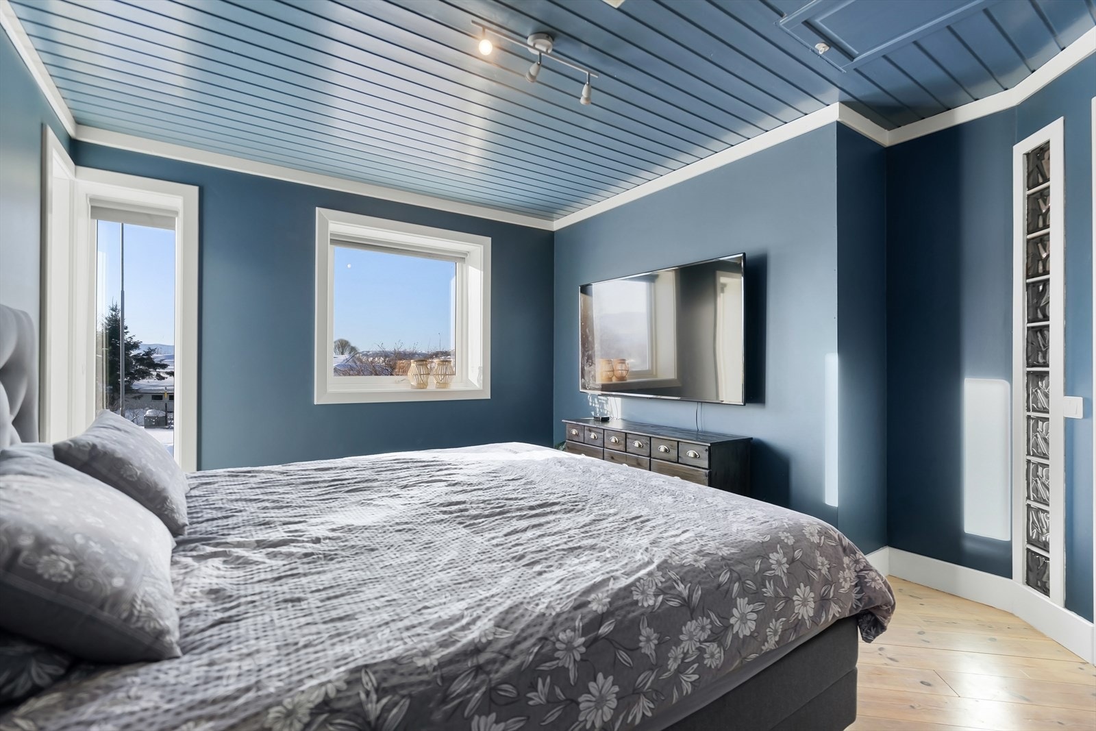 Rommene gir god plass for dobbeltseng, nattbord og annet møblement Galleribilde