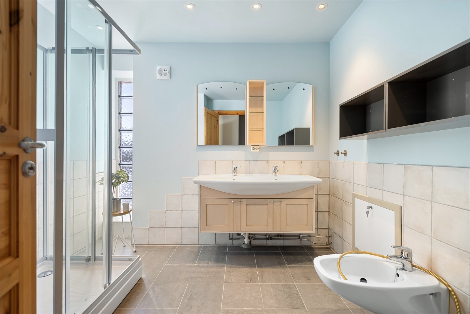 I 1.etasje finner vi også to bad Galleribilde