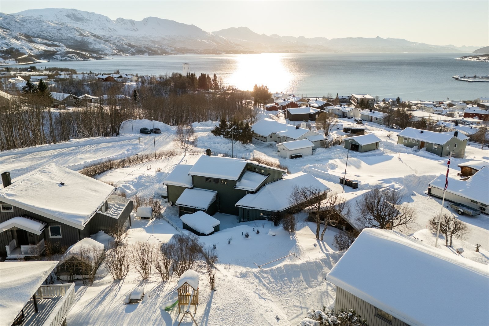 Fantastisk oversikt over det vakre nærområdet, med majestetiske fjell og klare blå fjorder. Denne beliggenheten må du ikke gå glipp av! Galleribilde