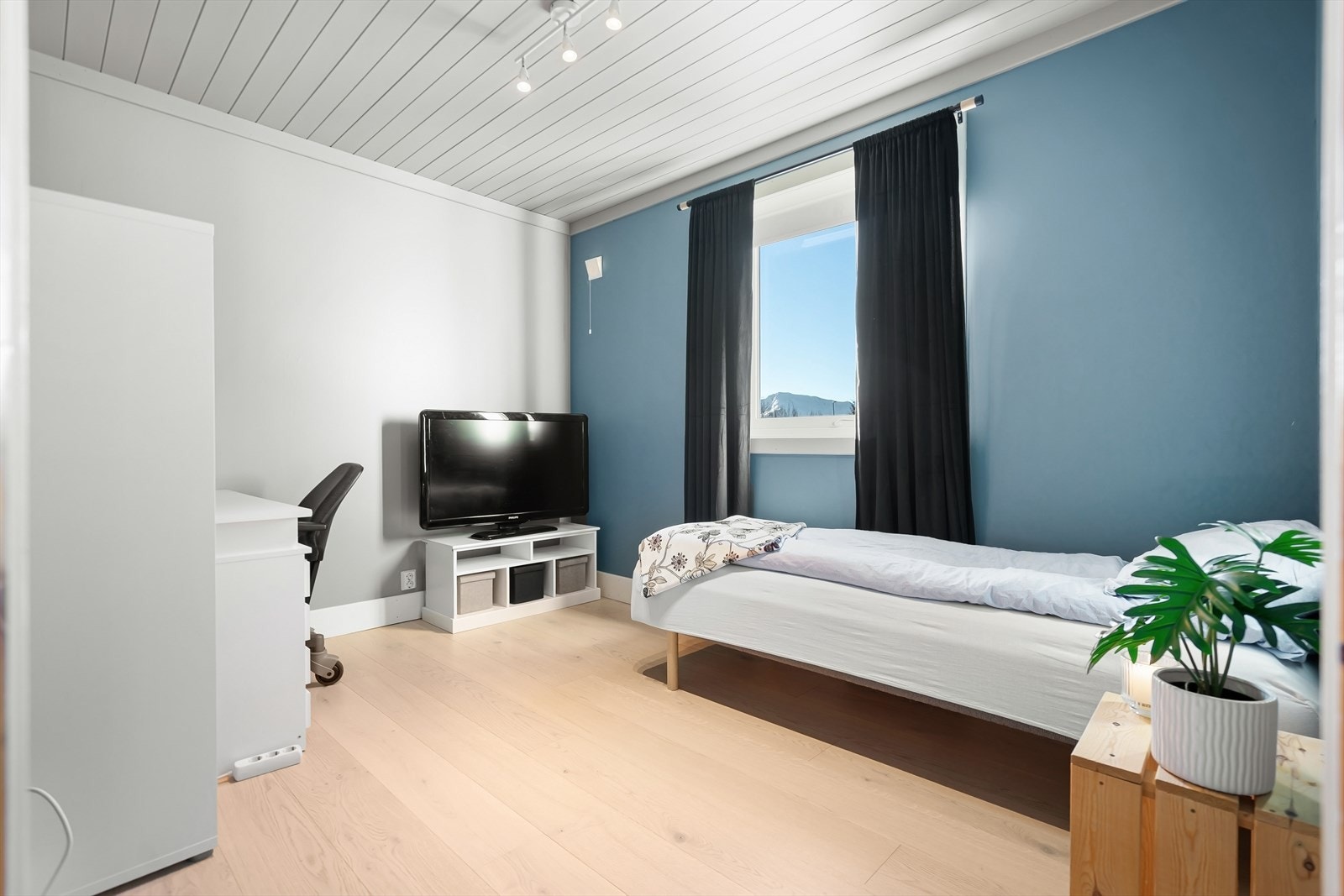 Boligen har en praktisk planløsning, hvor de 4 soverommene er plassert i 1.etasje Galleribilde