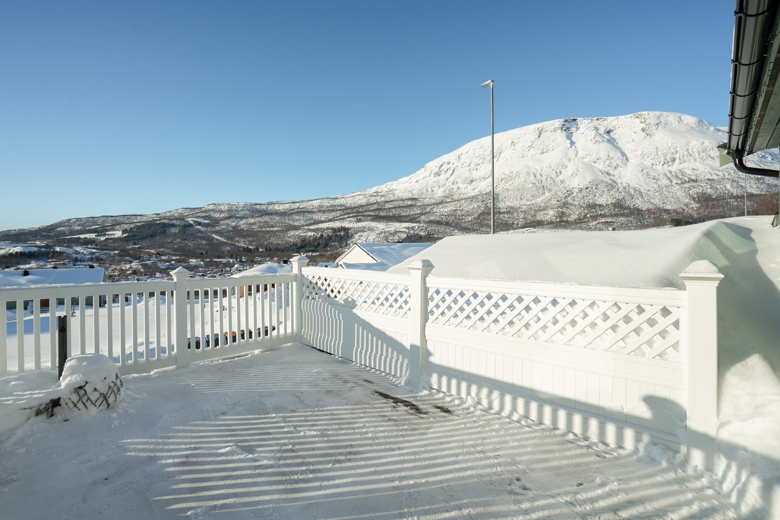 På verandaen kan man nyte gode solforhold Galleribilde