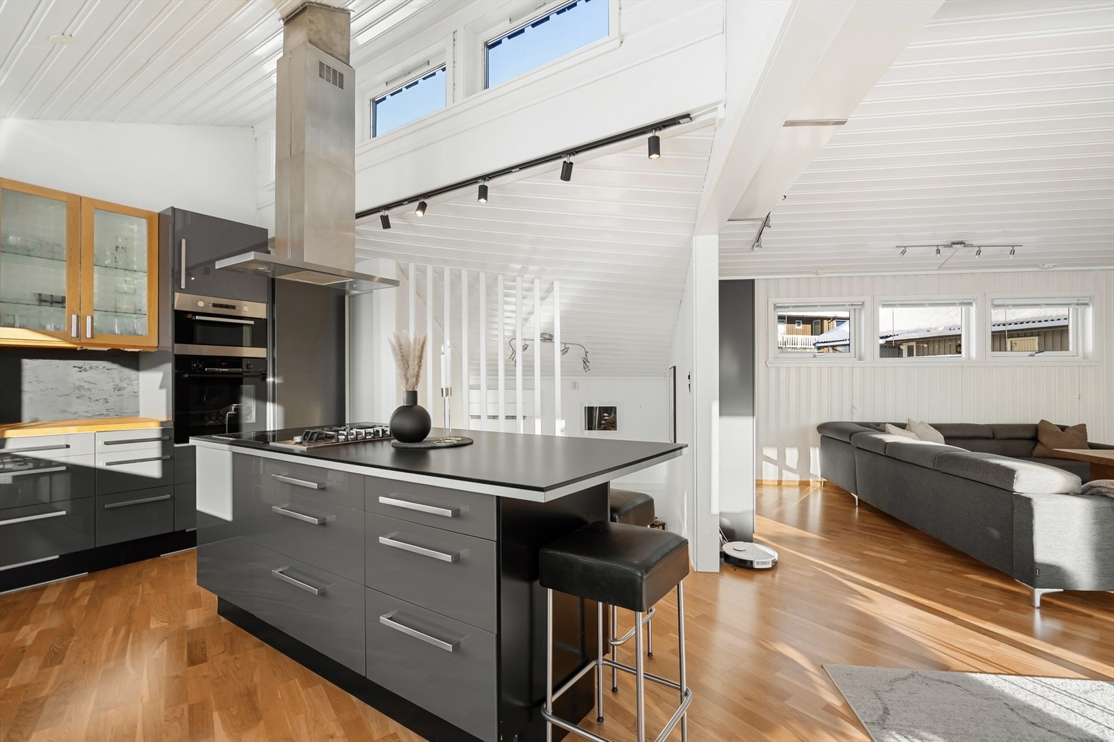 Velutstyrt kjøkken med stor kjøkkenøy Galleribilde