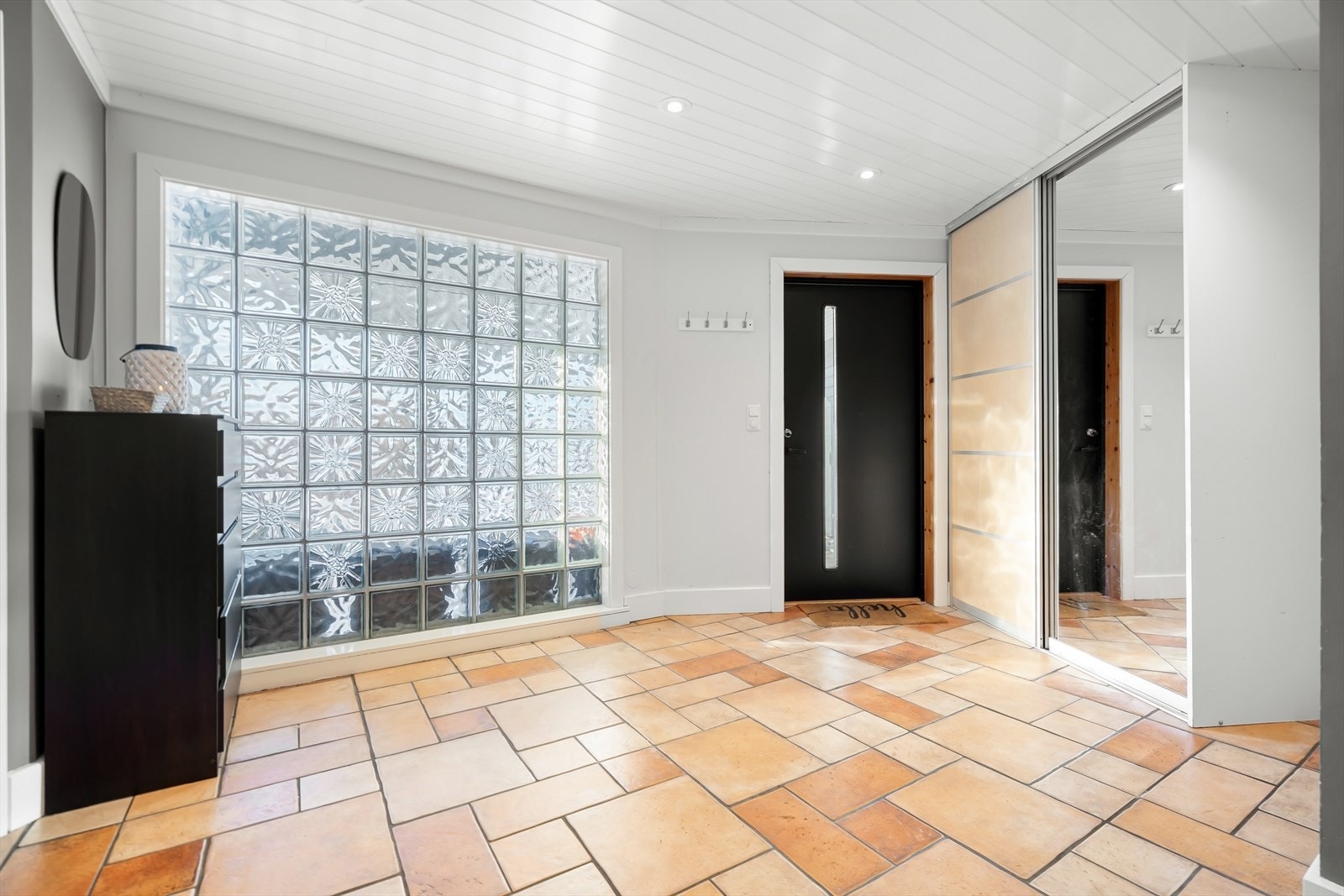 Praktisk skyvedørsgarderobe som gir rikelig med ekstra oppbevaringsplass og bidrar til en ryddig og funksjonell entré Galleribilde