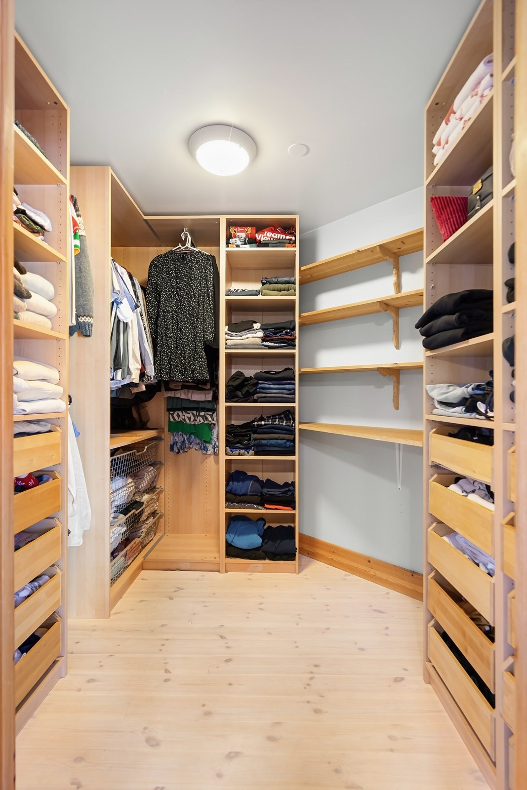 I tilknytning til bad er det en praktisk walk-in garderobe Galleribilde