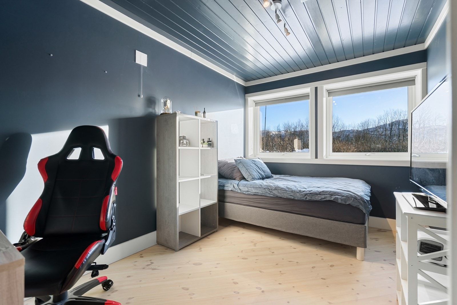 Soverom 3 er lyst og innbydende med store vinduer og plass til både møbler og arbeidsområde Galleribilde