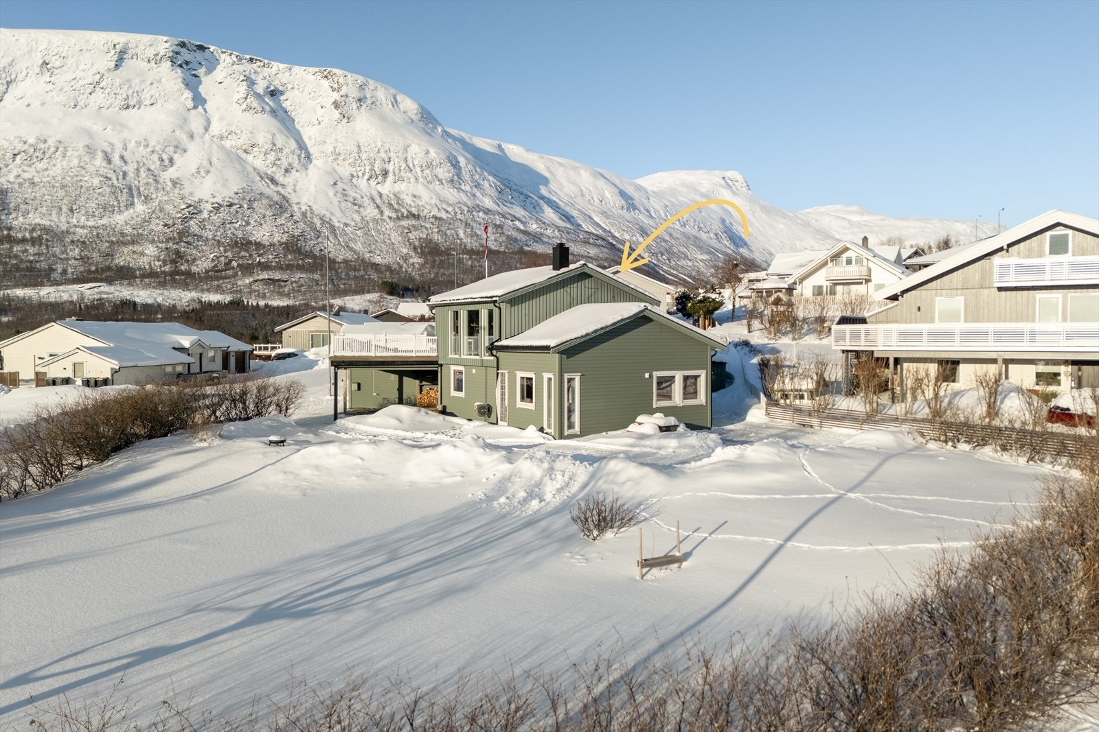 Enebolig med flott beliggenhet i et etablert og rolig boligfelt. Kort avstand til skole, barnehage, dagligvare og flotte turområder hele året Galleribilde