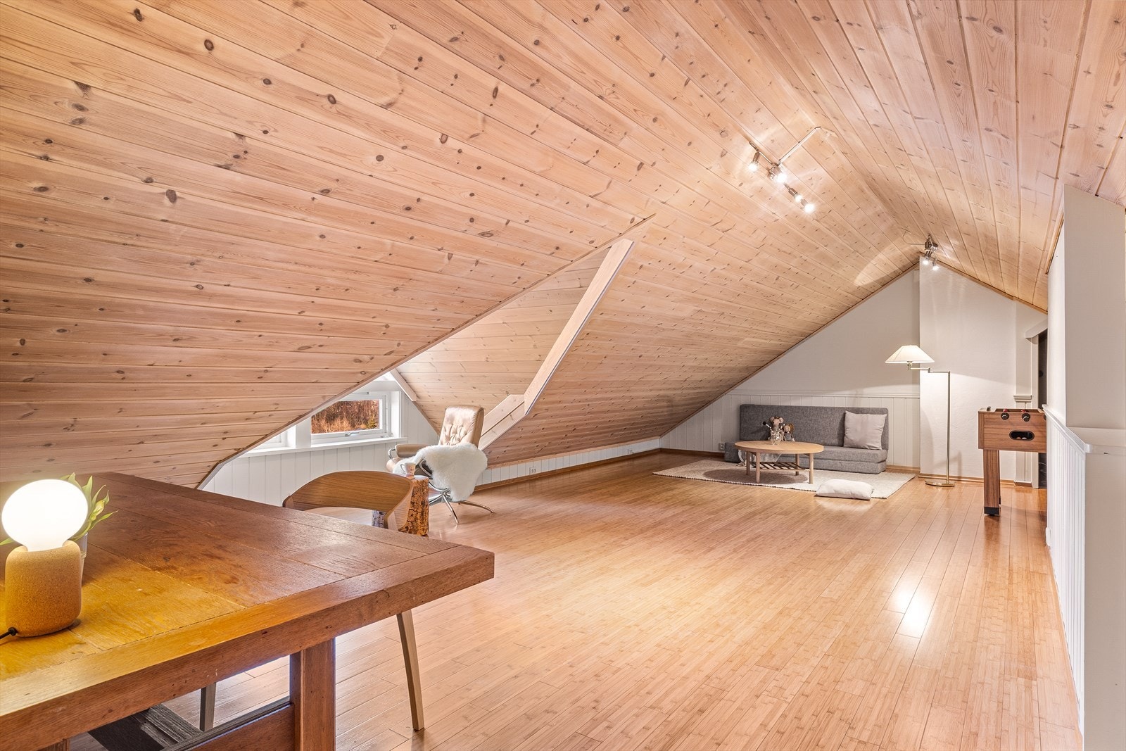 Loftet er innredet med en stor loftstue, wc-rom og to rom som benyttes som soverom av dagens eier. Det er ikke søkt om bruksendring av loftet, og rommene er dermed ikke godkjent for varig opphold. Galleribilde