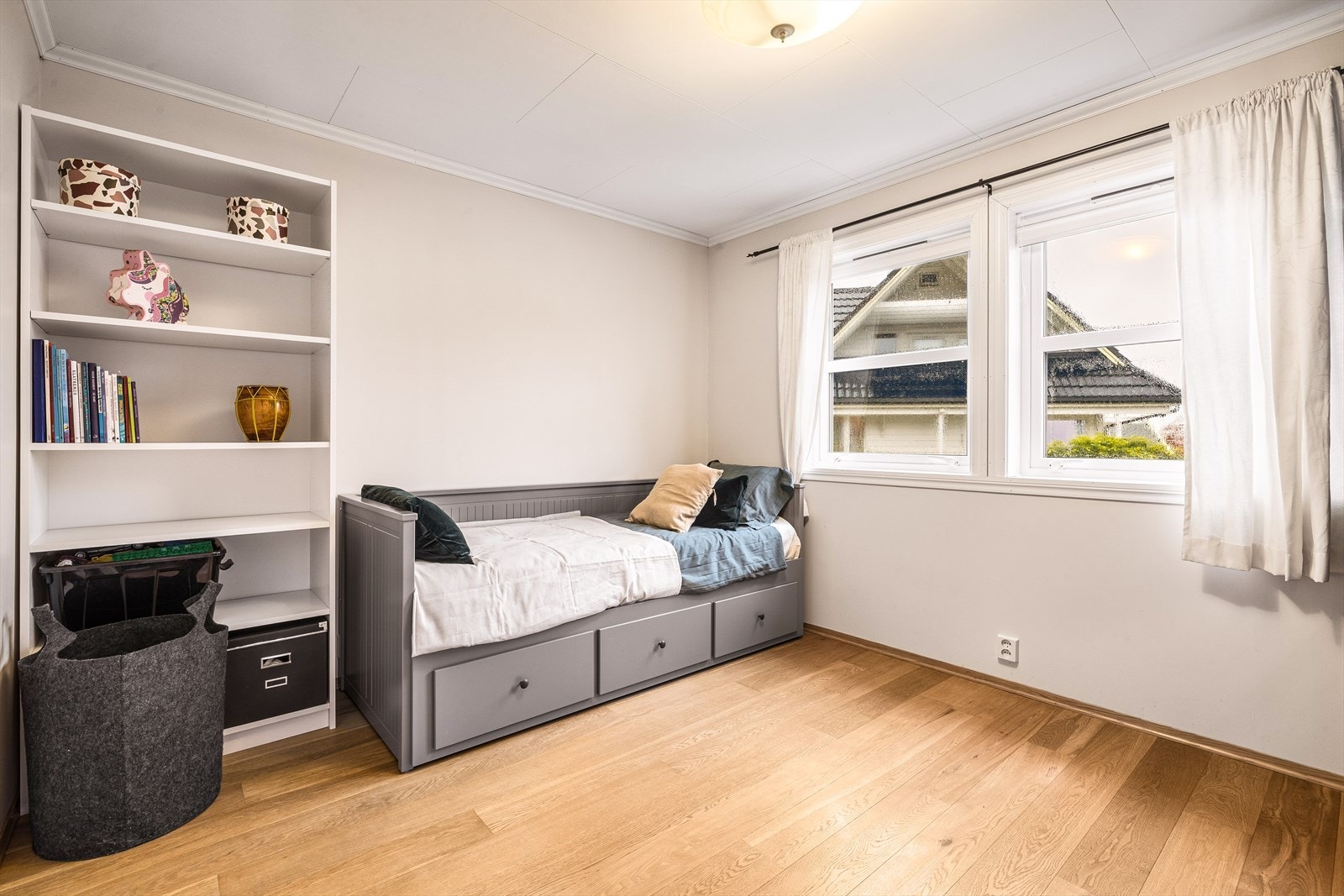 Soverom 2 ligger like over gangen fra hovedsoverommet. Perfekt for en småbarnsfamilie. Galleribilde