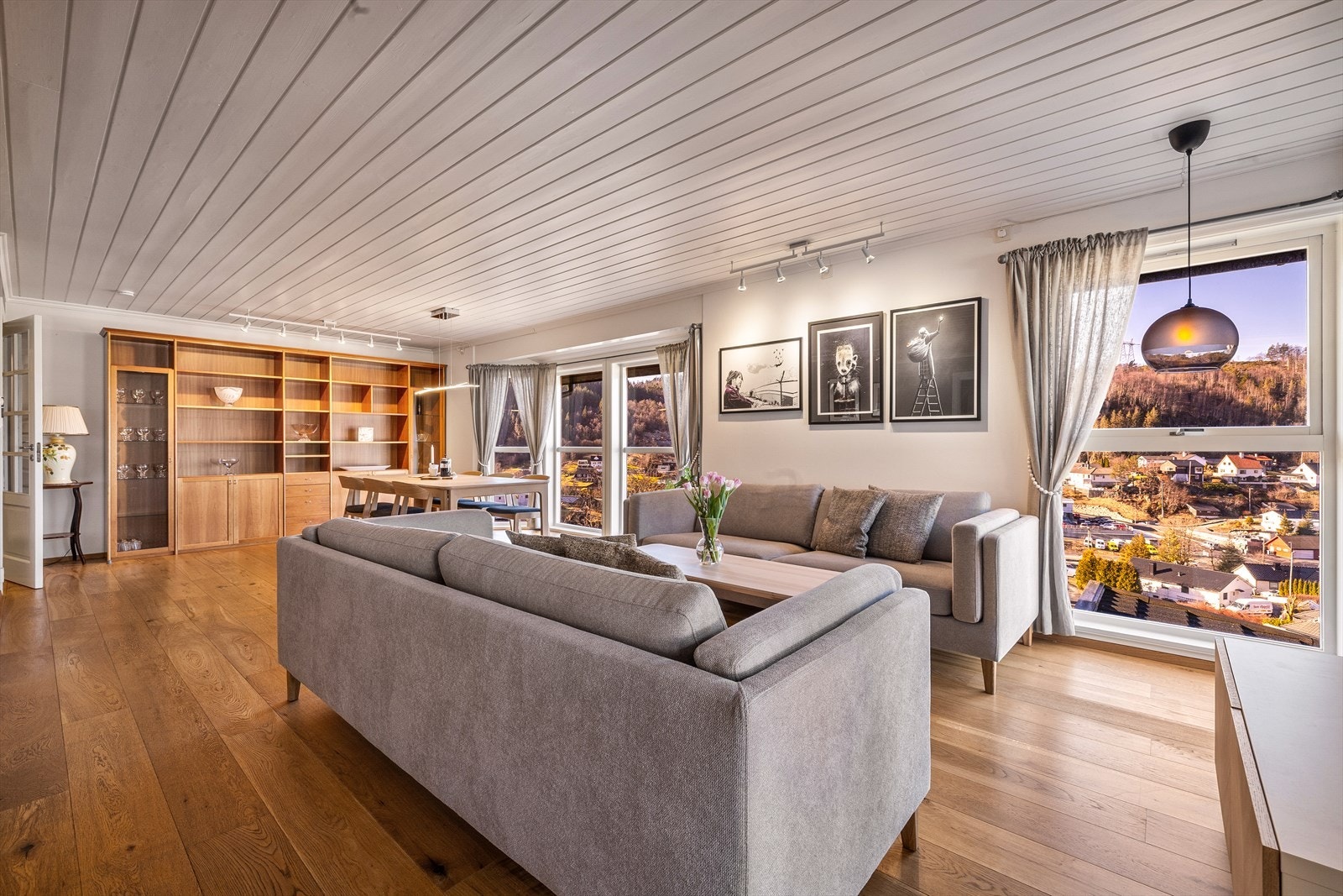 De store vindusflatene gir godt lysinnslipp og god atmosfære. Galleribilde