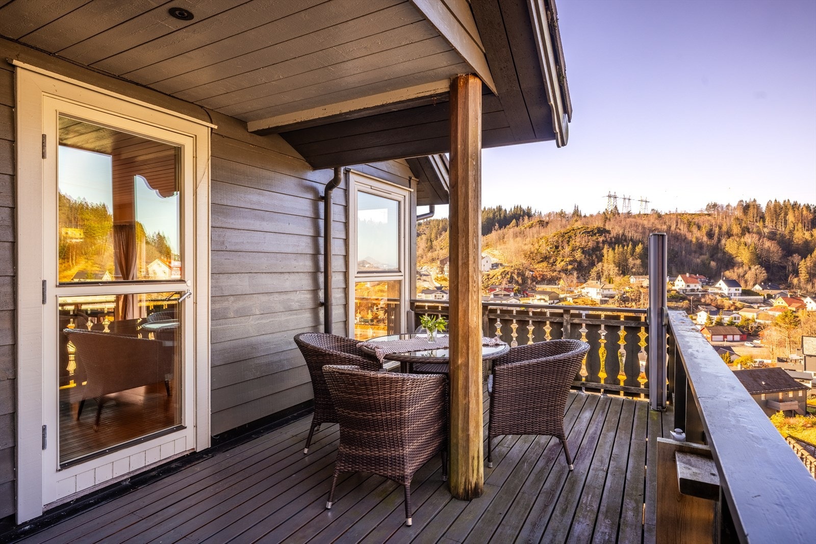 På denne terrassen nytes ettermiddags- og kveldssolen. Her er det sol til langt på kveld. Galleribilde